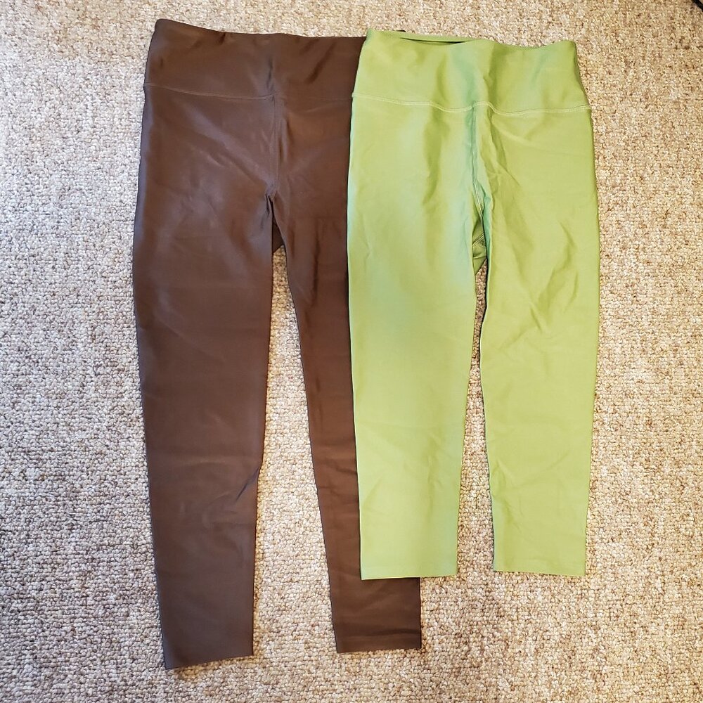Pair of Noli solid color leggings